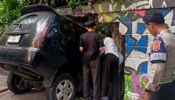 Heboh! Minibus Tabrak Tembok Bandung Zoo Sampai Jebol, Akibat Pecah Ban